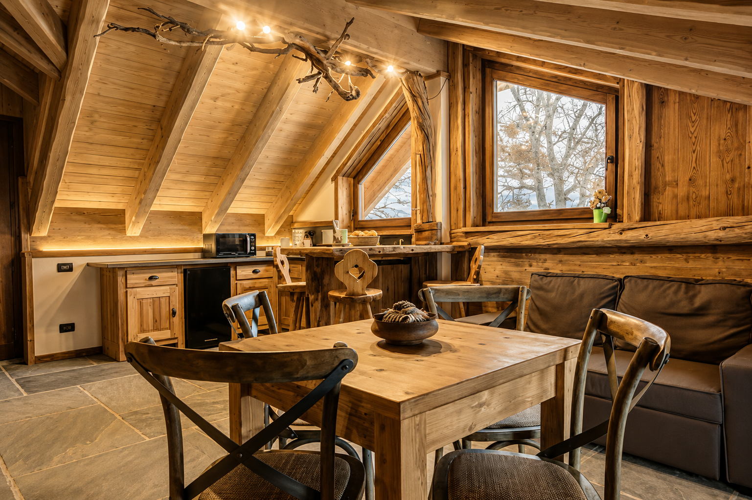 Appartamento Rododendro — soggiorno con tavolo e cucina